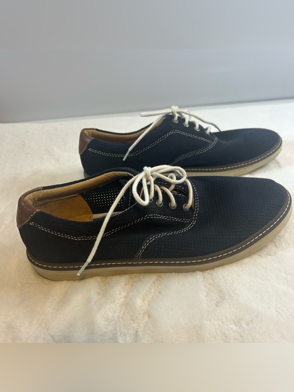 Johnston & Murphy Men’s 9.5 Navy Suede Perforated Oxford Casual Sneakers